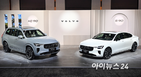 볼보자동차코리아가 2일 서울 광진구 비스타 워커힐에서 신형 XC90과 S90을 공개하고 있다.볼보자동차코리아는 현대적인 스칸디나비아 스타일과 최첨단 기술이 적용된 스웨디시 럭셔리 플래그십 신형 XC90 및 S90을 동시에 출시했다. [사진=곽영래 기자]