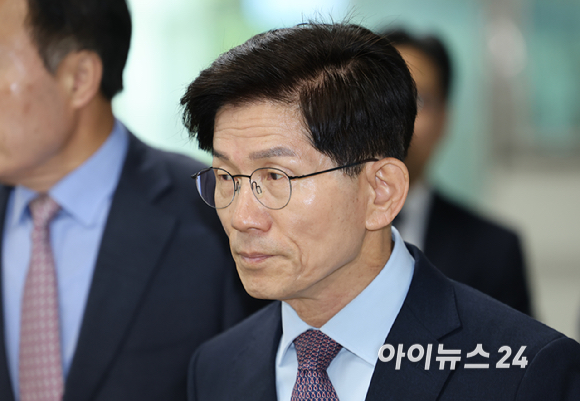 김문수 전 고용노동부 장관이 24일 서울 서초구 서울중앙지방법원에서 열린 공직선거법 위반 선고를 앞두고 법원에 출석하고 있다. [사진=사진공동취재단]