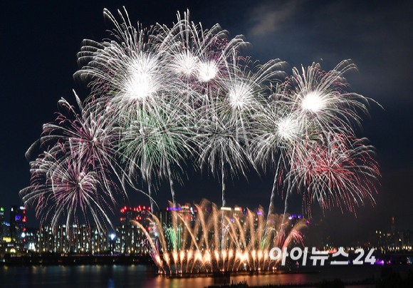 5일 밤 서울 여의도 한강공원에서 열린 '서울세계불꽃축제 2024' 에서 화려한 불꽃들이 밤 하늘을 수놓고 있다. [사진=곽영래 기자]