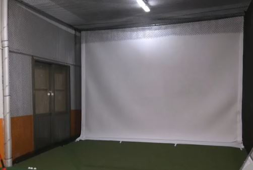 서울 영등포구 한 고등학교에서 실내 스크린 골프장이 설치된 사실이 학생에 의해 뒤늦게 알려져 논란이 됐다. 사진은 해당 고등학교 내 설치된 스크린 골프장. [사진=MBC 보도화면 캡처]