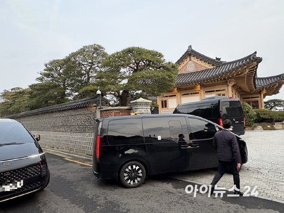 리사 수 AMD 최고경영자(CEO)가 탄 차량이 18일 오후 서울 용산구 한남동 승지원으로 들어가고 있다. [사진=권서아 기자]