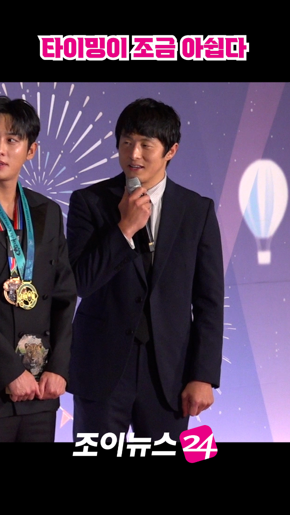 웹툰작가 기안84가 29일 오후 서울 마포구 MBC 사옥에서 열린 '2025 MBC 방송연예대상' 포토월 행사에 참석해 소감을 말하고 있다. [사진=문수지 기자]