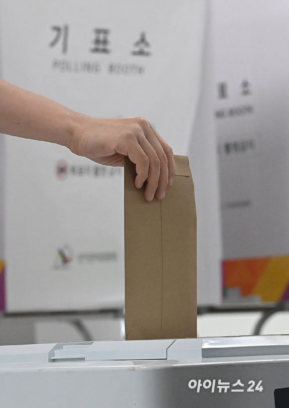 제9회 전국동시지방선거 사전투표 첫 날인 29일 오전 서울 중구 소공동행정복합청사에 마련된 사전투표소에서 권자들이 소중한 한 표를 행사하고 있다.사전투표는 29일~30일 이틀간 오전 6시부터 오후 6시까지 전국 3571개 사전투표소에서 일제히 실시된다. [사진=곽영래 기자]