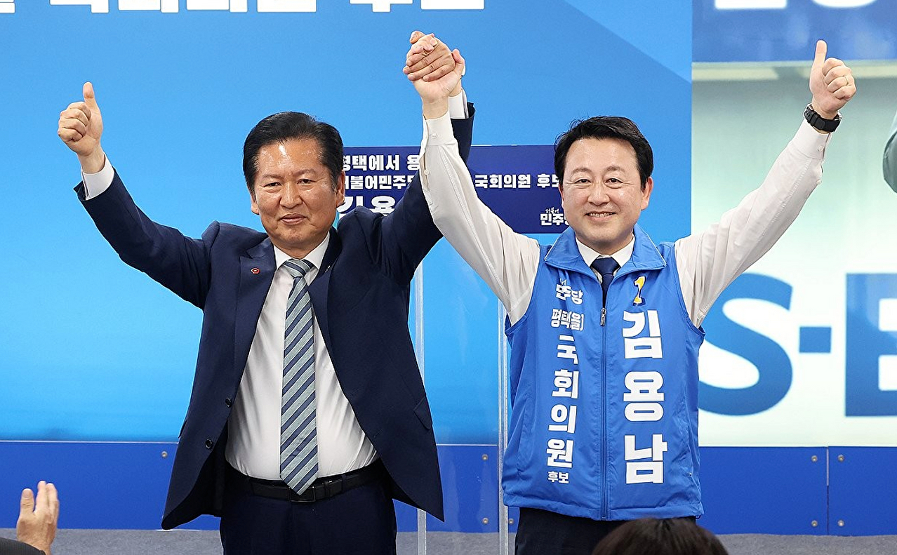 더불어민주당 정청래 대표(왼쪽)와 경기 평택을 국회의원 재선거에 출마한 김용남 후보가 지난 5월16일 경기도 평택시 안중읍 선거사무소에서 열린 개소식에서 손을 맞잡고 높이 들고 있다. 2026.5.16 [사진=연합뉴스]