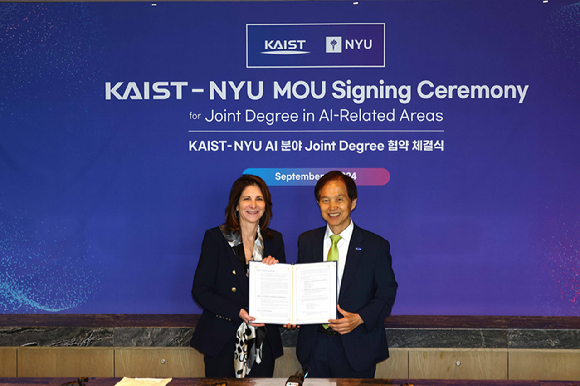 KAIST와 뉴욕대가 공동학위제 MOU를 체결했다. 린다 밀스 뉴욕대 총장, 이광형 KAIST 총장(왼쪽부터). [사진=KAIST]