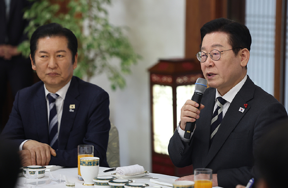 이재명 대통령이 16일 청와대 상춘재에서 열린 정당 지도부 초청 오찬에서 발언하고 있다. 왼쪽은 더불어민주당 정청래 대표. 2026.1.16 [사진=연합뉴스]