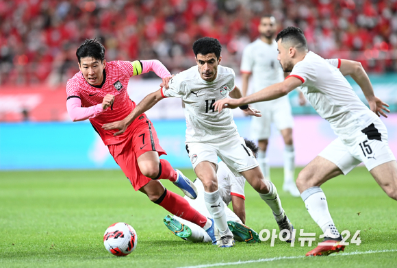 한국 황의조가 14일 오후 서울 마포구 서울월드컵경기장에서 열린 축구 국가대표팀 평가전 대한민국 대 이집트 경기에서 선제골을 넣은 후 세리머니를 하고 있다. [사진=김성진 기자]