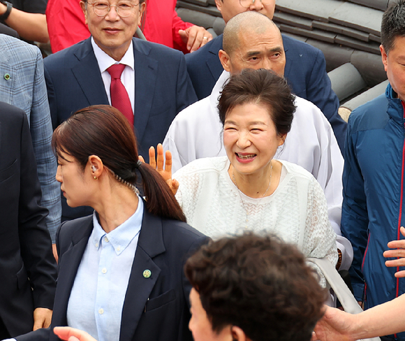 이명박 전 대통령이 청계천 복원 20주년을 맞아 2일 서울 종로구 청계천을 산책하며 시민들과 인사하고 있다. [사진=연합뉴스]