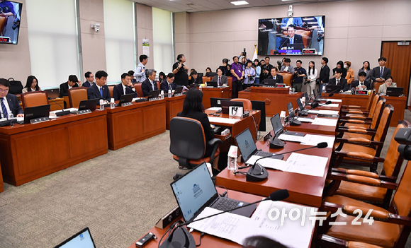 정청래 국회 법제사법위원회 위원장이 7일 오후 서울 여의도 국회에서 열린 법사위 전체회의를 주재하고 있다. [사진=곽영래 기자]
