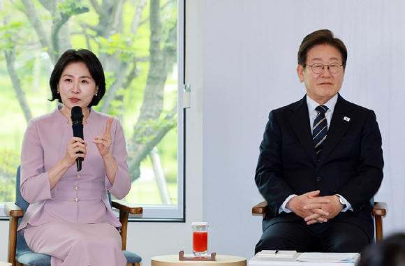 김혜경 여사가 30일 서울 용산 대통령실 파인그라스에서 열린 문화예술계 수상자 간담회에서 발언하고 있다. 2025.6.30 [사진=연합뉴스]