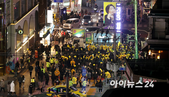 심상정 정의당 대선 후보가 8일 저녁 서울 마포구 홍대 상상마당 앞에서 열린 피날레 유세에서 지지를 호소하고 있다. [사진=국회사진취재단]