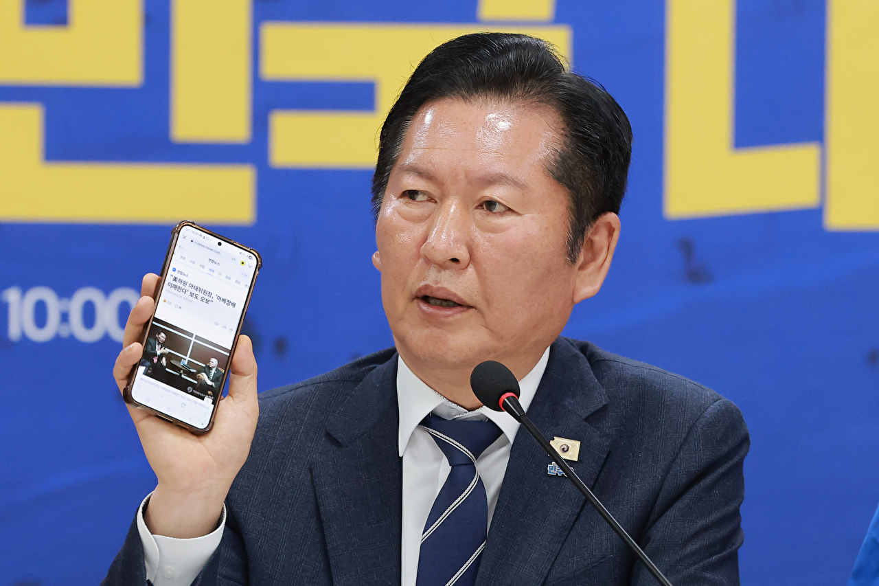 더불어민주당 정청래 대표가 20일 충남 보령머드테마파크에서 열린 현장 최고위원회의에 참석해 자신의 의원 외교 경험을 언급하며 국민의힘 장동혁 대표의 방미를 비판하고 있다. 2026.4.20 [사진=연합뉴스]