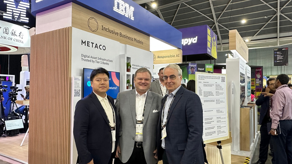 조영준 미디움 부사장(왼쪽), 크리스토퍼 하우즈(Christopher Howes) IBM APAC 디지털 에셋 인프라스트럭처 총책임자(가운데), 줄리안 고든(Julian Gordon) 하이퍼레저 부사장(오른쪽) [사진=미디움]