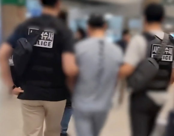 KT 소액결제 사건 유력 용의자 검거 장면. [사진=경기남부경찰청]