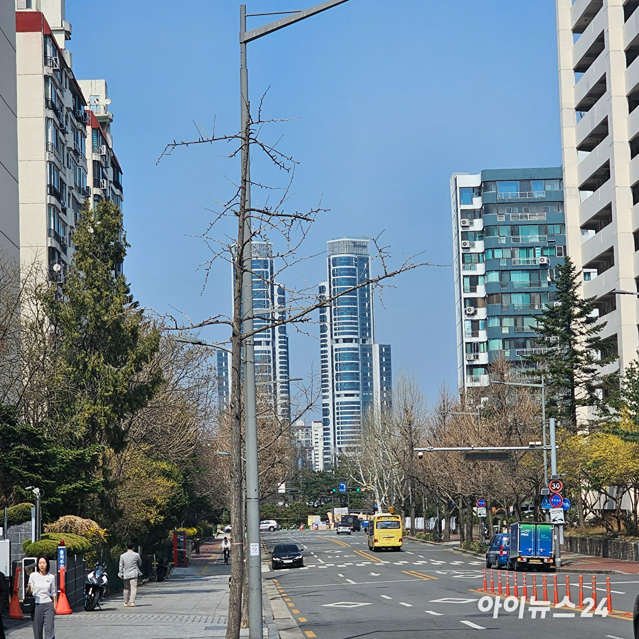 압구정5구역에 포함된 한양2차 아파트 전경. 2026.03.25 [사진=이효정 기자 ]