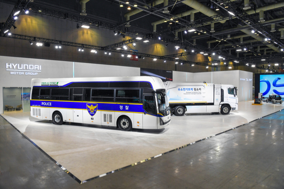 'H2 MEET 2022' 현대차그룹관에 전시된 수소전기버스 경찰버스와 수소전기트럭 청소차. [사진=현대자동차그룹]
