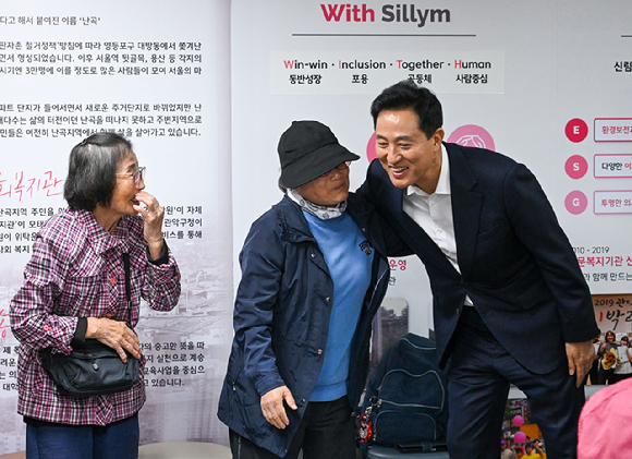 오세훈 서울시장이 21일 서울 관악구 관악건강돌봄이음센터에서 열린 '서울시 통합돌봄 관계자 현장 간담회'에 참석해 시설 이용 어르신과 인사를 나누고 있다. [사진=연합뉴스]