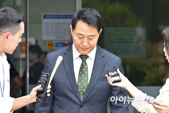 오세훈 서울시장이 22일 서울 서초구 서울중앙지방법원에서 열린 정치자금법 위반 혐의 1심 선고 공판 후 취재진의 질문에 답하고 있다. [사진=사진공동취재단]