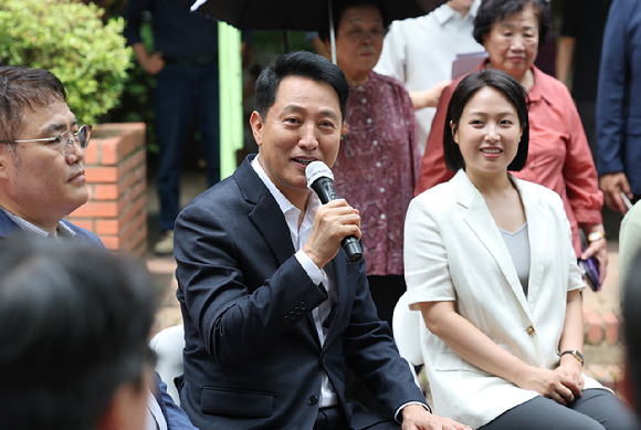 오세훈 서울시장이 16일 재건축을 앞둔 서울 영등포구 양평동 신동아아파트를 방문해 주민들과 간담회를 하고 있다. [사진=연합뉴스]