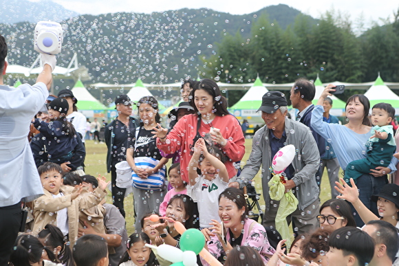 지난해 열린 '성주가야산 황금들녘 메뚜기축제'에서 참가자들이 행사를 즐기고 있다 [사진=성주군]