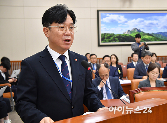 김영훈 고용노동부 장관이 15일 서울 여의도 국회에서 열린 고용노동부에 대한 국회 기후에너지환경고용노동위원회의 국정감사에서 업무보고를 하고 있다. [사진=곽영래 기자]