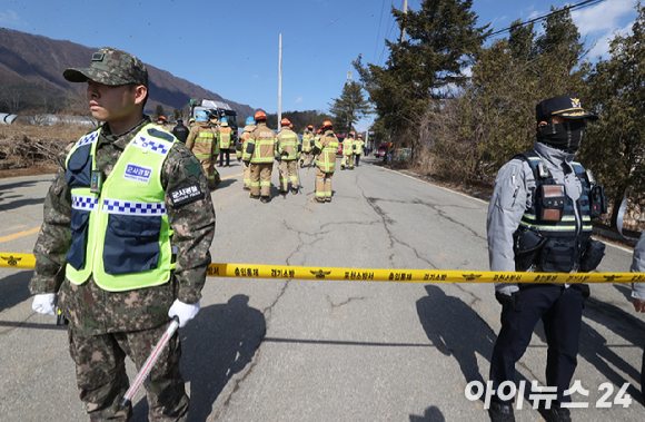 지난 6일 경기도 포천시 이동면 노곡리에서 공군 전투기 민가 오폭 사고가 발생해 사고 현장에서 연기가 피어오르고 있다. [사진=독자제공, 연합뉴스]