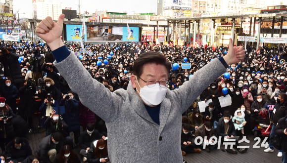 이재명 더불어민주당 대선후보가 22일 오후 경기 부천역 광장에서 '경기도를 넘어 전세계가 부러워하는 대한민국 만들겠습니다!' 부천 유세에서 지지를 호소하고 있다. [사진=국회사진취재단]