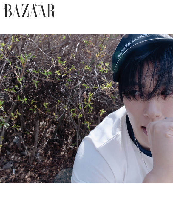 배우 김성철이 화보 촬영에서 포즈를 취하고 있다. [사진=하퍼스 바자]