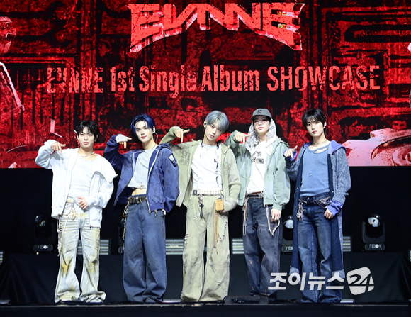 그룹 이븐이 20일 서울 영등포구 명화아트홀에서 열린 이븐(EVNNE) 첫 싱글 '뱉어 (Backtalk)' 컴백 쇼케이스에 참석하고 있다. [사진=정소희 기자]