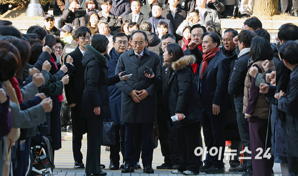 12·3 비상계엄 당시 국민의힘 원내대표로 국회 계엄 해제 요구안 의결을 방해한 혐의를 받는 추경호 의원이 2일 서울중앙지방법원에서 열린 구속 전 피의자 심문(영장실질심사)에 출석하고 있다. [사진=정소희 기자]