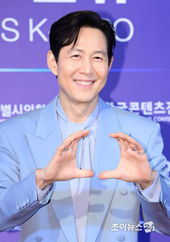 이정재, &apos;유퀴즈&apos; 상금에 사비 1천만원 더⋯생리대 지원사업 기부