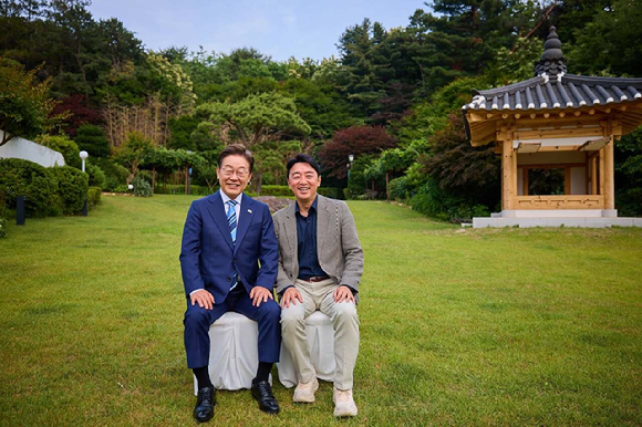 15일 청와대를 떠나느 강훈식 전 청와대 비서실장이 "대통령께서 사과해야 하는 상황까지 오게 했다. 전적으로 제 불찰"이라며 소회를 밝혔다. [사진=강훈식 전 청와대 비서실장 페이스북]
