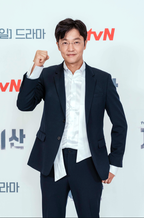 배우 조한철이 13일 온라인으로 진행된 tvN 15주년 특별기획 '지리산' 제작발표회에 참석해 포즈를 취하고 있다. [사진=tvN]