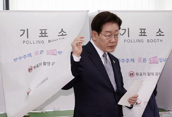 국민의힘 장동혁 상임선거대책위원장과 박준태, 김장겸, 최보윤 의원 등이 30일 서울 종로구 서울경찰청 민원실에 이재명 대통령에 대해 '공직선거법상 투표의 비밀침해죄' 혐의로 고발장 제출에 앞서 발언하고 있다. 2026.5.30 [사진=연합뉴스]
