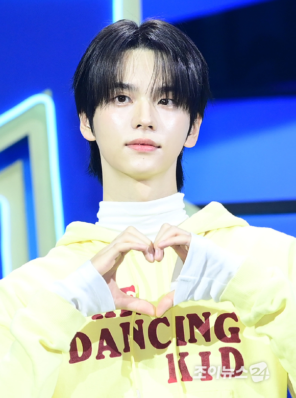 그룹 투어스 신유가 13일 오후 서울 광진구 예스24라이브홀에서 열린 투어스(TWS) 네 번째 미니앨범 'play hard' 발매 쇼케이스에 참석하고 있다. [사진=정소희 기자]