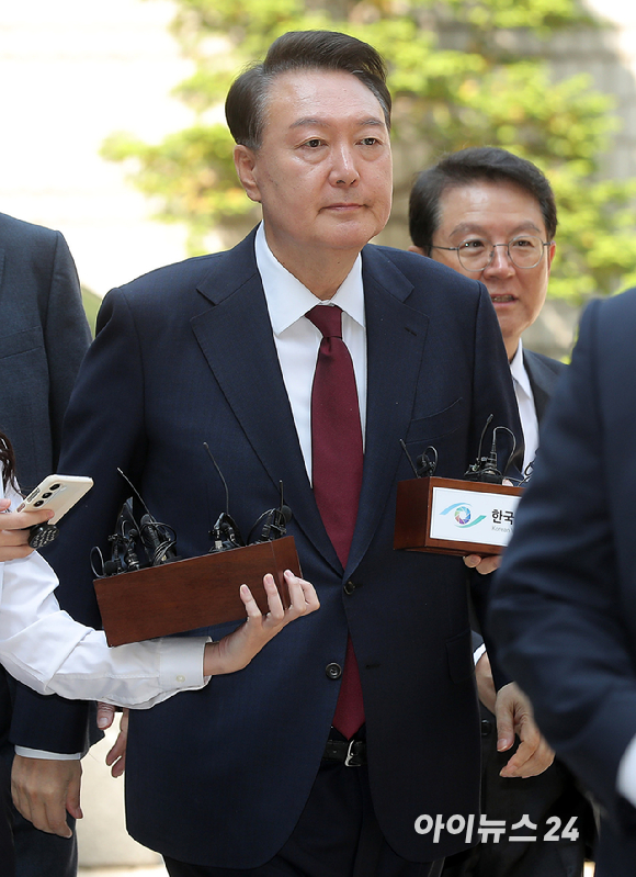 12·3 비상계엄 사태와 관련해 내란 우두머리 혐의 등으로 기소된 윤석열 전 대통령이 12일 서울 서초구 서울중앙지방법원으로 출석하고 있다. [사진=사진공동취재단]