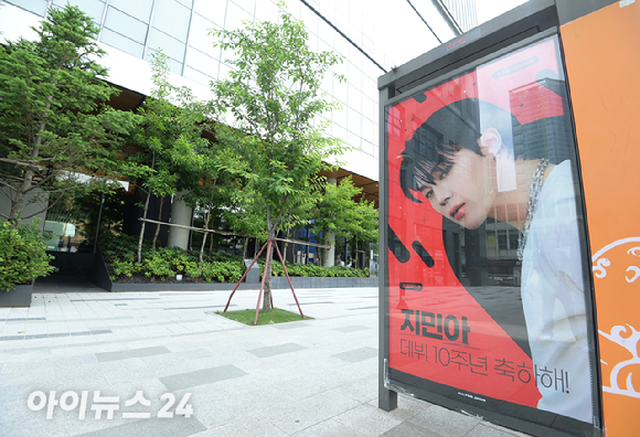 서울 용산구 하이브 사옥에 바로 앞 정류장에 방탄소년단 10주년을 축하하는 광고판이 걸려있다. [사진=정소희 기자]