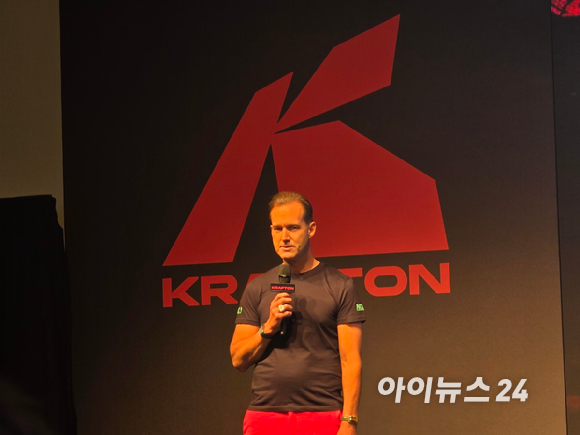 아케이드 벅(왼쪽), 토르 프릭(오른쪽) 네온 자이언트 공동 창립자 겸 크리에이티브 디렉터. [사진=크래프톤]