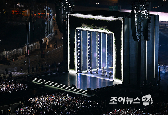 방탄소년단(BTS)이 21일 오후 서울 광화문 광장에서 정규 5집 '아리랑(ARIRANG)' 앨범 발매를 기념해 컴백 무대를 선보이고 있다. [사진=사진공동취재단]