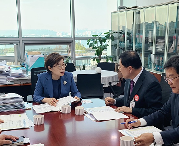 30일 주낙영 경주시장(오른쪽)이 국회를 방문해 김정재 국회의원에게 지역현안사업의 필요성과 당위성을 설명하고 있다. [사진=경주시청]