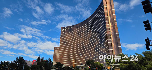 삼성전자 CES 2026 단독 전시관 입구에 모여있는 관람객들. [사진=박지은 기자]