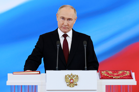 취임 선서를 마친 블라디미르 푸틴 대통령이 7일 크렘린궁에서 대국민 연설을 하고 있다. [사진=모스크바=AP/뉴시스]