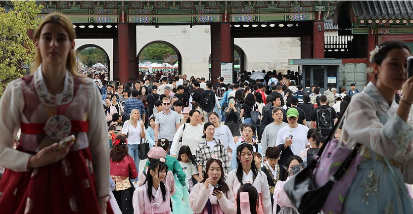추석 연휴 마지막날인 9일 서울 경복궁이 시민과 외국인들로 붐비고 있다. 2025.10.9 [사진=연합뉴스]