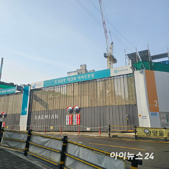 서울 송파구 신천동의 잠실래미안아이파크에서 현대산업개발 구간 공사가 진행 중이다. 2025.10.30 [사진=이효정 기자 ]