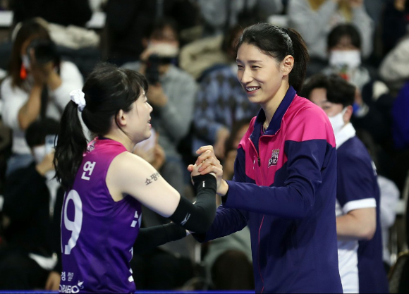 흥국생명 김연경(오른쪽)은 8일 치른 IBK기업은행과 원정 경기에 뛰지 않았다. 장염 증세에 따른 컨디션 저하 때문이라고 팀은 결장 이유를 설명했다. 흥국생명은 이날 기업은행에 세트 스코어 3-1로 이겼다. 김연경이 경기 후 팀 동료 김미연과 함께 승리 기쁨을 나누고 있다. [사진=발리볼코리아닷컴]