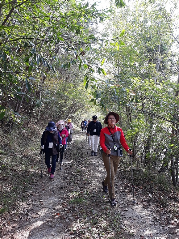 전라북도 고창군의 운곡습지를 찾은 관광객들이 트래킹을 즐기고 있다.[사진=고창군청]