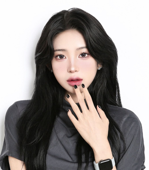 특정경제범죄 가중 처벌 등에 관한 법률 위반(횡령) 혐의로 기소된 배우 황정음이 21일 결심 공판에서 징역 3년을 구형받고 법원을 나오고 있다. [사진=연합뉴스]