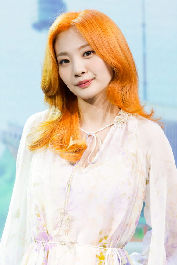 싱어송라이터 볼빨간사춘기 안지영이 20일 온라인으로 진행된 새 미니앨범 'Seoul' 발매 기념 쇼케이스에 참석해 포즈를 취하고 있다. [사진=쇼파르엔터테인먼트]