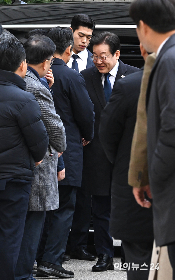 이재명 더불어민주당 대표가 25일 서울 서초구 중앙지방법원에서 열린 위증교사 혐의 사건 1심 선고공판에 출석하고 있다. [사진=사진공동취재단]