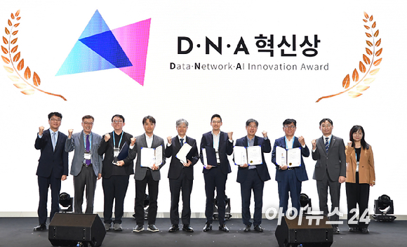 종합경제미디어 아이뉴스24의 대표 지식 컨퍼런스 '아이포럼 2026'이 22일 서울 용산구 서울드래곤시티 한라홀에서 'AI 패권 전쟁, 새로운 질서: AI 3대 강국, 대한민국의 현재와 미래'를 주제로 열렸다. 포럼에 앞서 '제7회 아이뉴스24 D&middot;N&middot;A 혁신상' 시상식이 열린 가운데 (왼쪽부터) 이도규 과학기술정보통신부 정보통신정책실장-이창호 아이뉴스24 대표이사-아젠다북(공로상) 문인식 대표-김창수 라온시큐어(D&middot;N&middot;A 안전상) 서비스사업 본부장-강민수 NHN클라우드(D&middot;N&middot;A 혁신대상) 클라우드 운영 본부장-김종기 세미파이브(D&middot;N&middot;A 혁신상) 전무-김현수 파두(D&middot;N&middot;A 포용상) 전무-김동진 씽크풀(D&middot;N&middot;A 협력상) 대표-김즉중 정보통신산업진흥원 부원장-김은주 한국지능정보사회진흥원 지능기술인프라 본부장이 기념촬영을 갖고 있다. [사진=곽영래 기자]